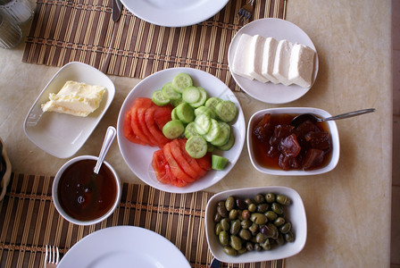 餐桌上的土耳其早餐图片