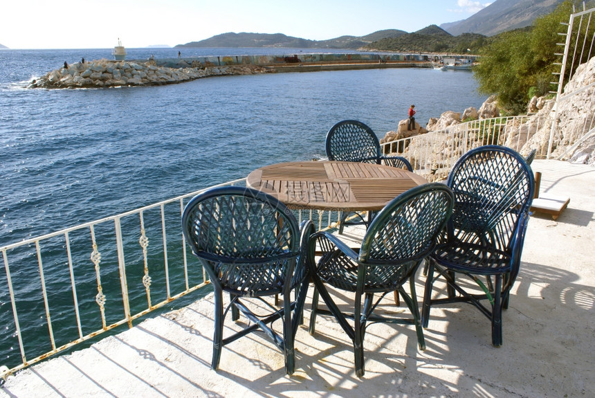 土耳其卡什海岸的桌子和椅图片