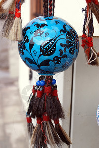 绳子上的陶瓷蓝色球图片