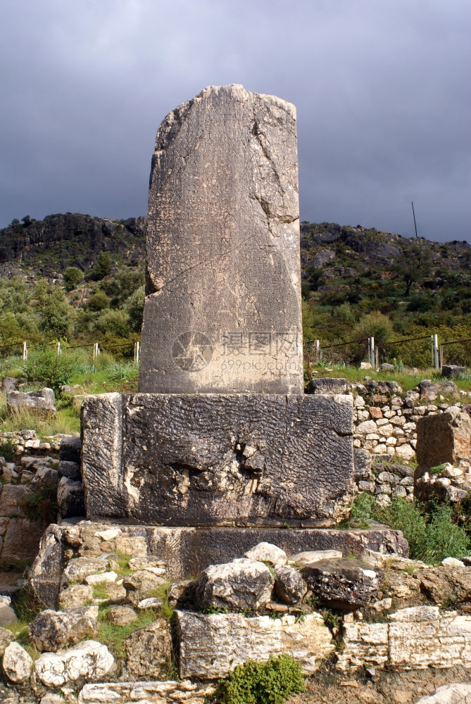 土耳其西部Xanthos的石头方尖碑上信图片