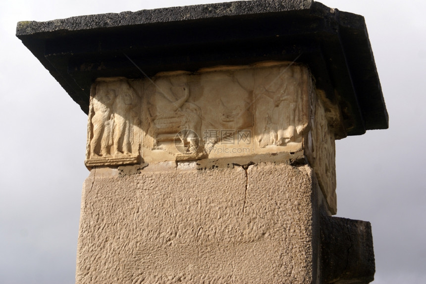 在土耳其西部Xanthos的废旧墟纪念碑上进行巴斯救济图片