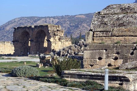 土耳其帕穆卡勒附近的希拉波利斯旧教堂的废墟图片