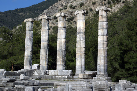 土耳其Priene的雅典那寺庙和废墟图片