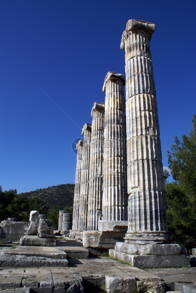土耳其Priene废墟上的旧雅典那寺庙图片