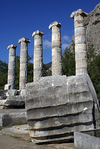 土耳其普里内雅典那寺庙和废墟的柱子高清图片