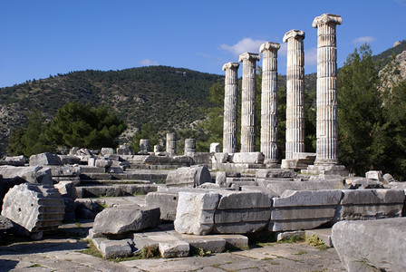 土耳其Priene的雅典那寺庙和废墟图片