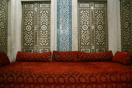 红色椅子和挂着瓷砖的墙在Topkapi宫殿内高清图片