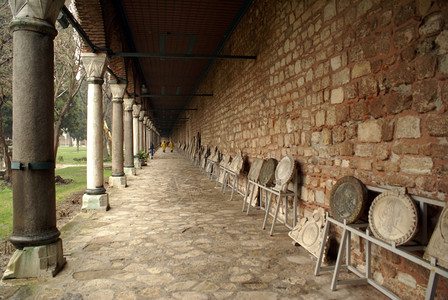伊斯坦布尔Topkapi宫内石墙和柱背景图片