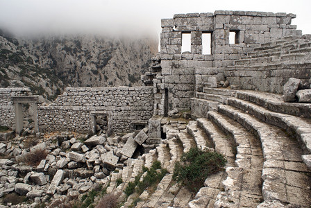 安塔利亚附近Termessos剧院的舞台和废墟图片
