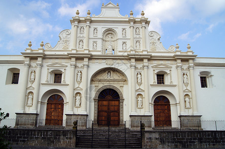 在危地马拉安提瓜主广场上出现大教堂图片