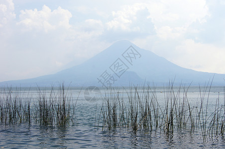 尤尔马拉早上在危地马拉阿提特兰湖Atitlan湖背景