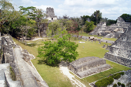 危地马拉提卡尔的主要广场寺庙和金字塔图片