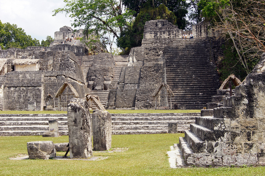 危地马拉Tikal的楼梯石头和金字塔图片