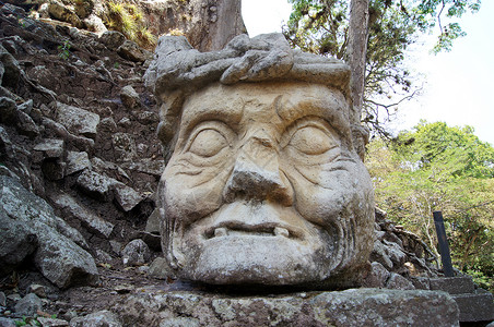 洪都拉斯科潘废墟上的老男人石头背景图片