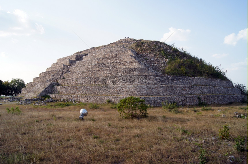 墨西哥尤卡坦州伊萨马尔的巨石金字塔图片