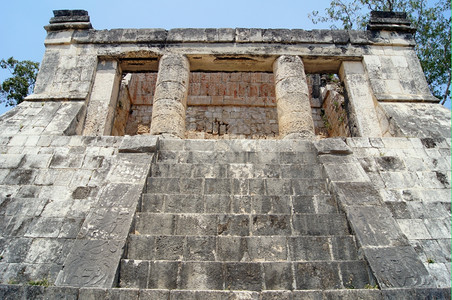墨西哥ChichenItza带柱子的胡人寺庙图片