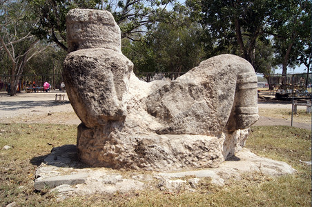 墨西哥尤卡坦州ChichenItza的玛雅神Chacmool雕塑图片