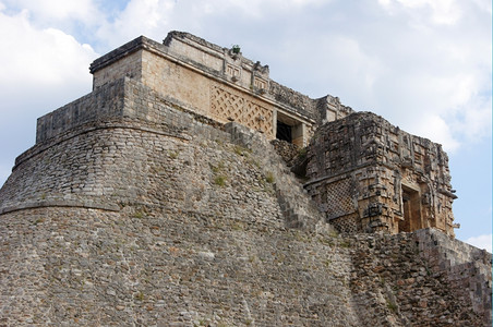 墨西哥Uxmal最大的金字塔图片