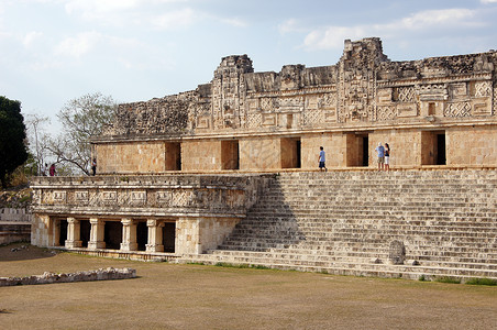 墨西哥Uxmal的旅游者和庙宇图片