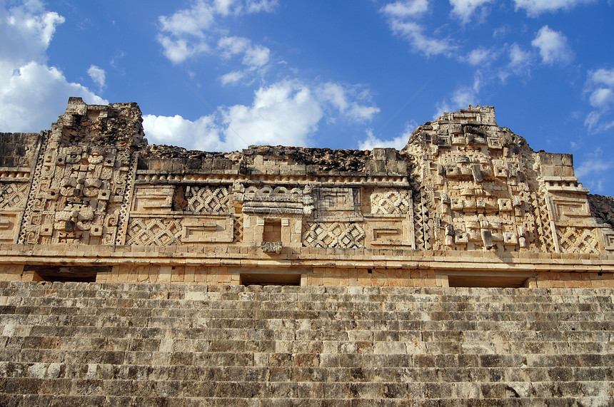 墨西哥Uxmal的尼姑房寺庙和楼梯图片