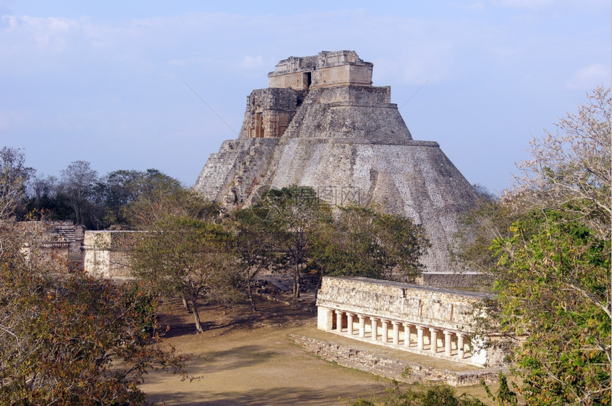 墨西哥Uxmal森林寺庙和金字塔图片