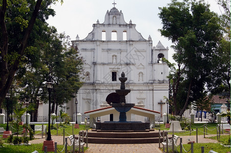 萨尔瓦多Chaichuapa公园有喷泉和白色教堂图片