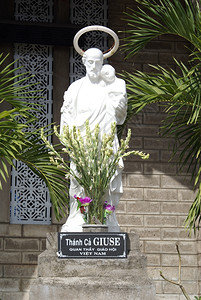 越南中部NhaTrang大教堂附近的雕像图片