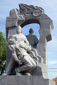 男人和女在NhaTrang的纪念碑上背景图片