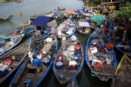 越南中部HoiAn的河流市场上船图片