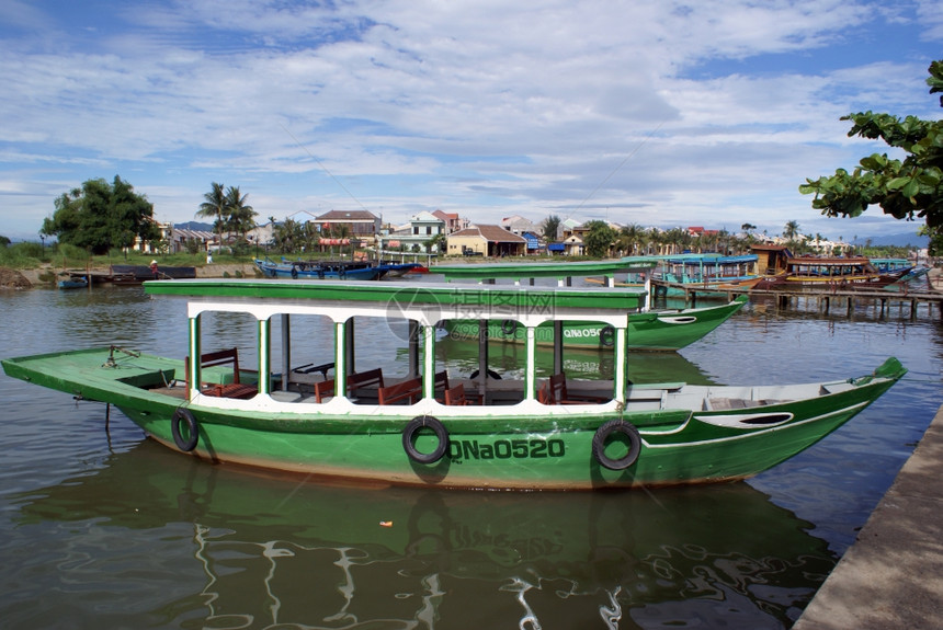 越南海安河上的绿船图片