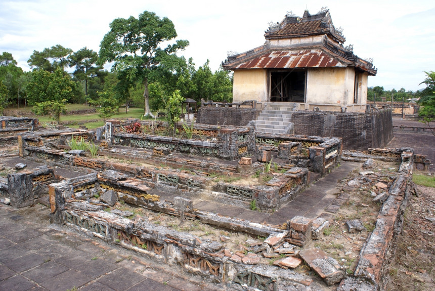 越南休埃附近皇家墓园建筑群的废墟和馆图片