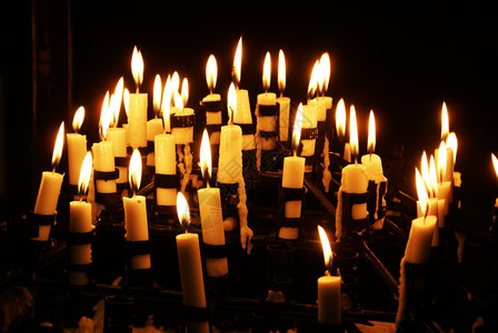 夜间教堂的蜡烛和火焰图片