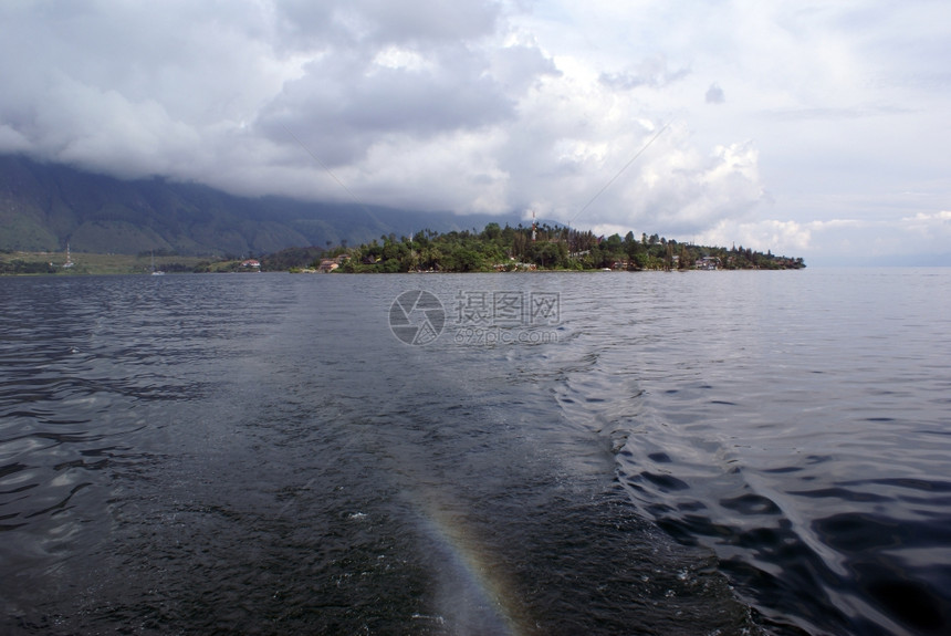 在苏门答腊的Toba湖渡轮上图片
