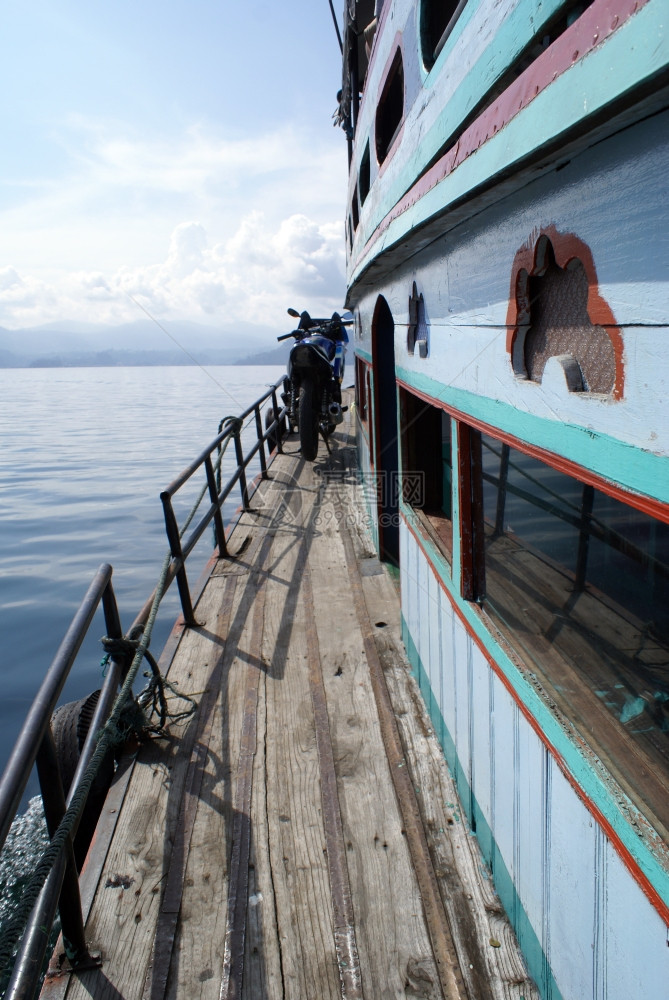 印度尼西亚苏门答腊Toba湖上的渡图片