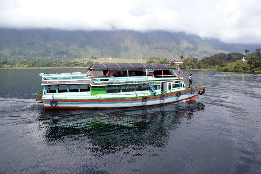 印度尼西亚苏门答腊Toba湖上的渡图片