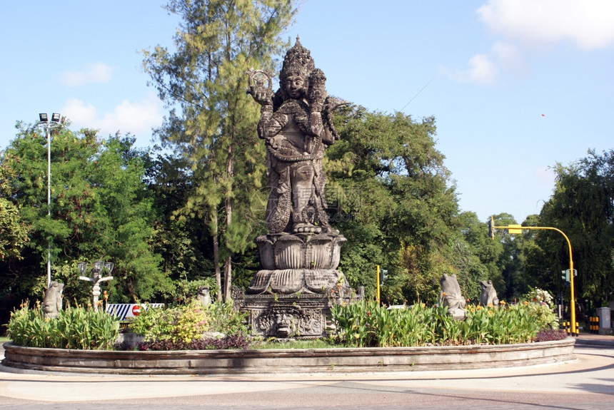 印度尼西亚巴厘Denpasar圆环上的Vishnu纪念碑图片