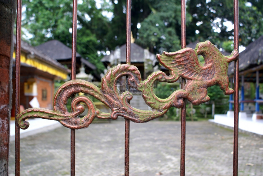 印度尼西亚巴厘乌布德附近的巴里内斯庙门口的龙图片