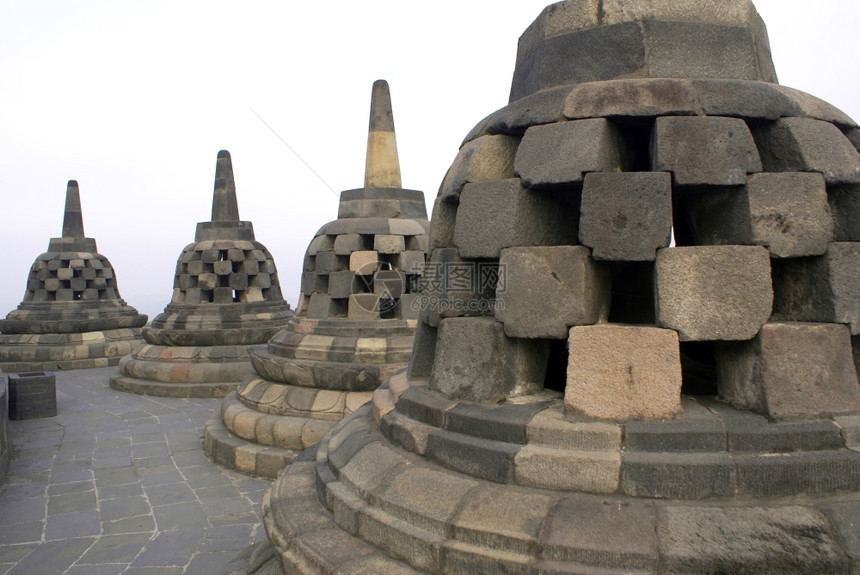 印度尼西亚爪哇博罗布杜尔的石Stoutupas图片
