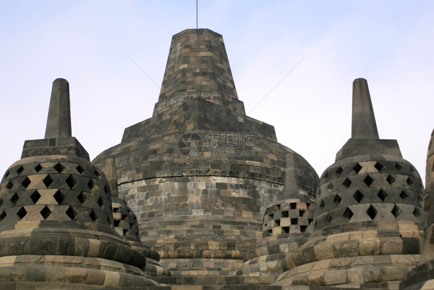 印度尼西亚爪哇Borobudur寺庙的大型和小高地图片