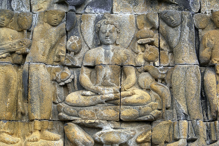 印度尼西亚爪哇博罗布杜尔城墙上的佛女高清图片