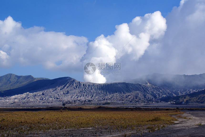 VulcanoBromo和云印度尼西亚爪哇图片