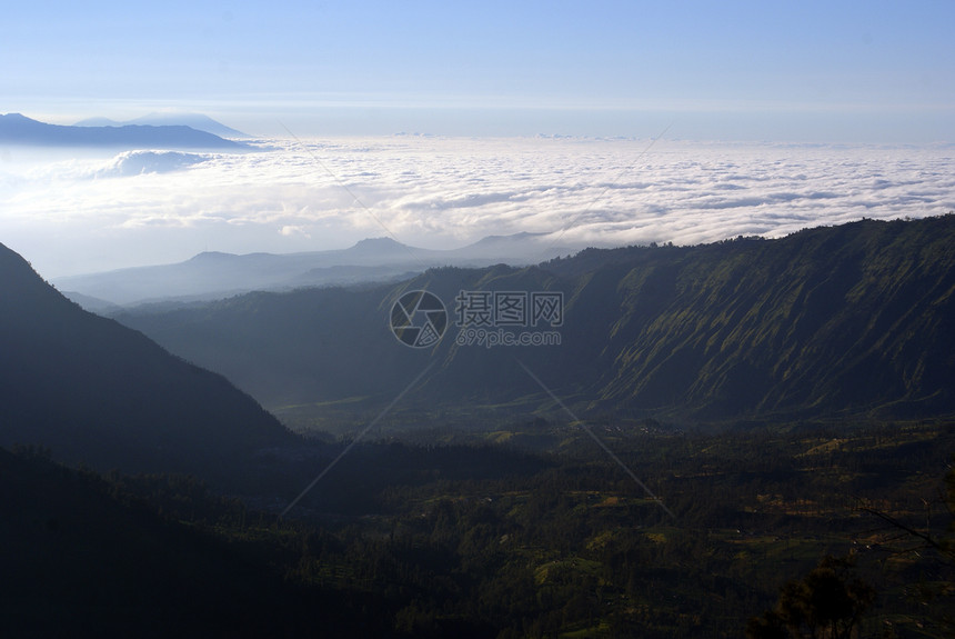 印度尼西亚JKava山区和云图片