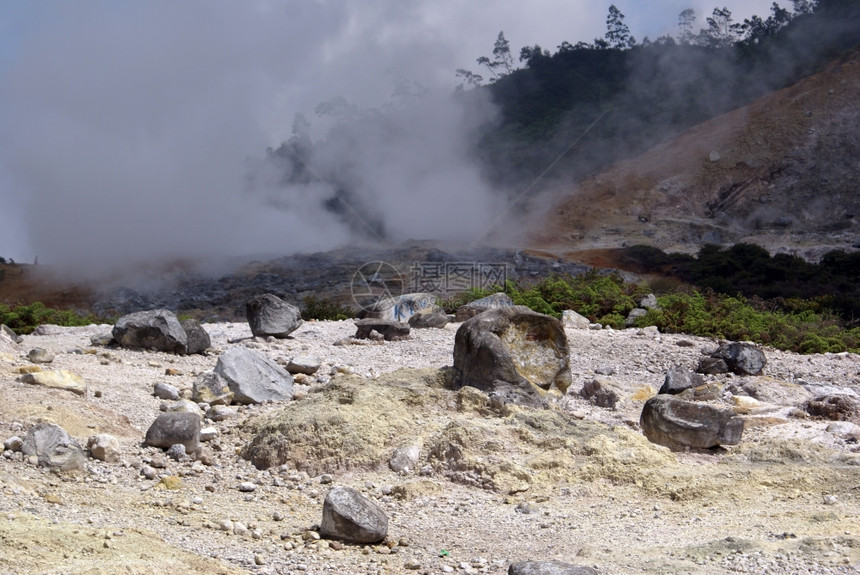爪哇迪昂高原KawahSikidang的石头图片