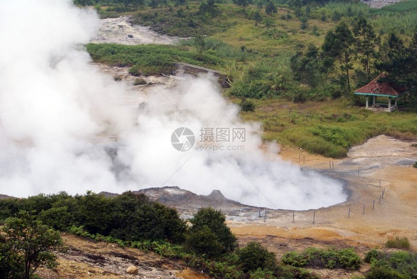 爪哇高原迪昂KawahSikidang的Termal游泳池图片