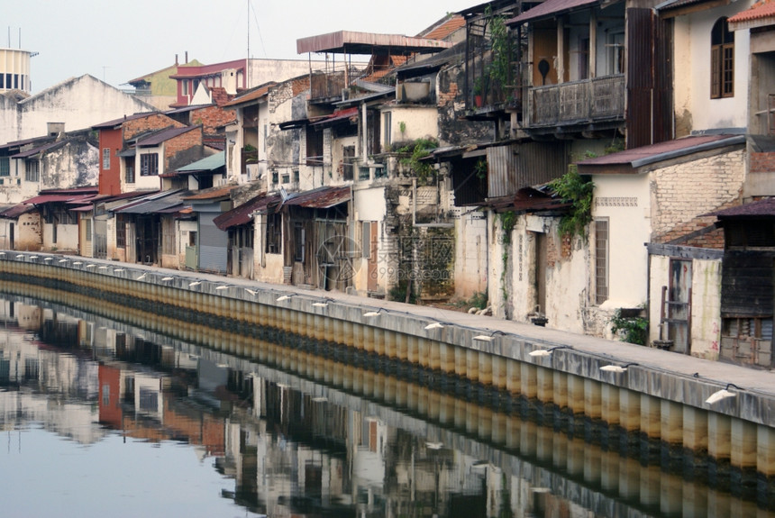 马来西亚梅拉卡的老旧房屋和河流图片