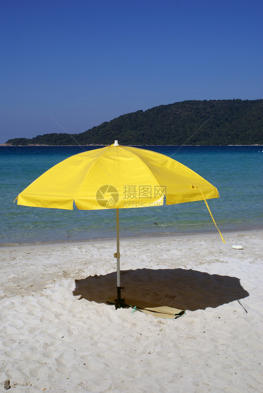 马来西亚佩亨提安岛沙滩上的黄伞图片