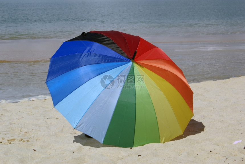马来西亚切雷德海滩上大彩伞图片