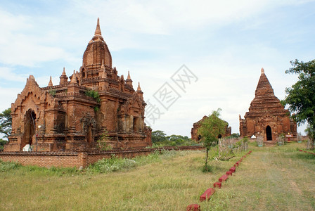 缅甸巴甘的塔和红砖图片