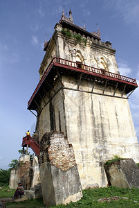 缅甸曼德勒市Inwa的南明宁塔背景
