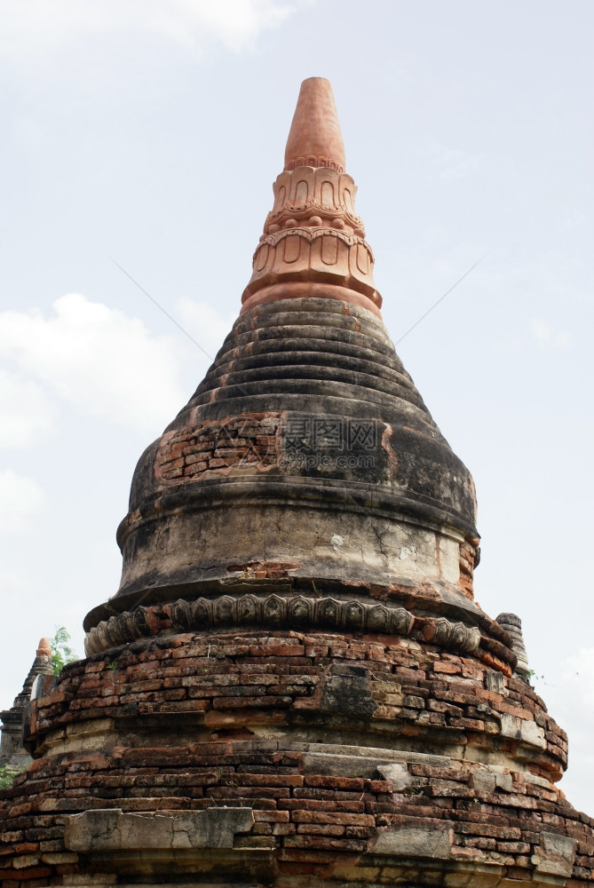 旧砖头在缅甸Inwa有新顶的旧砖头图片